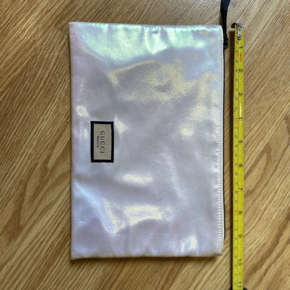 GUCCI 🩵🦋 white pearl “Opal” pouch! PRISTINE - Picture 12 of 12